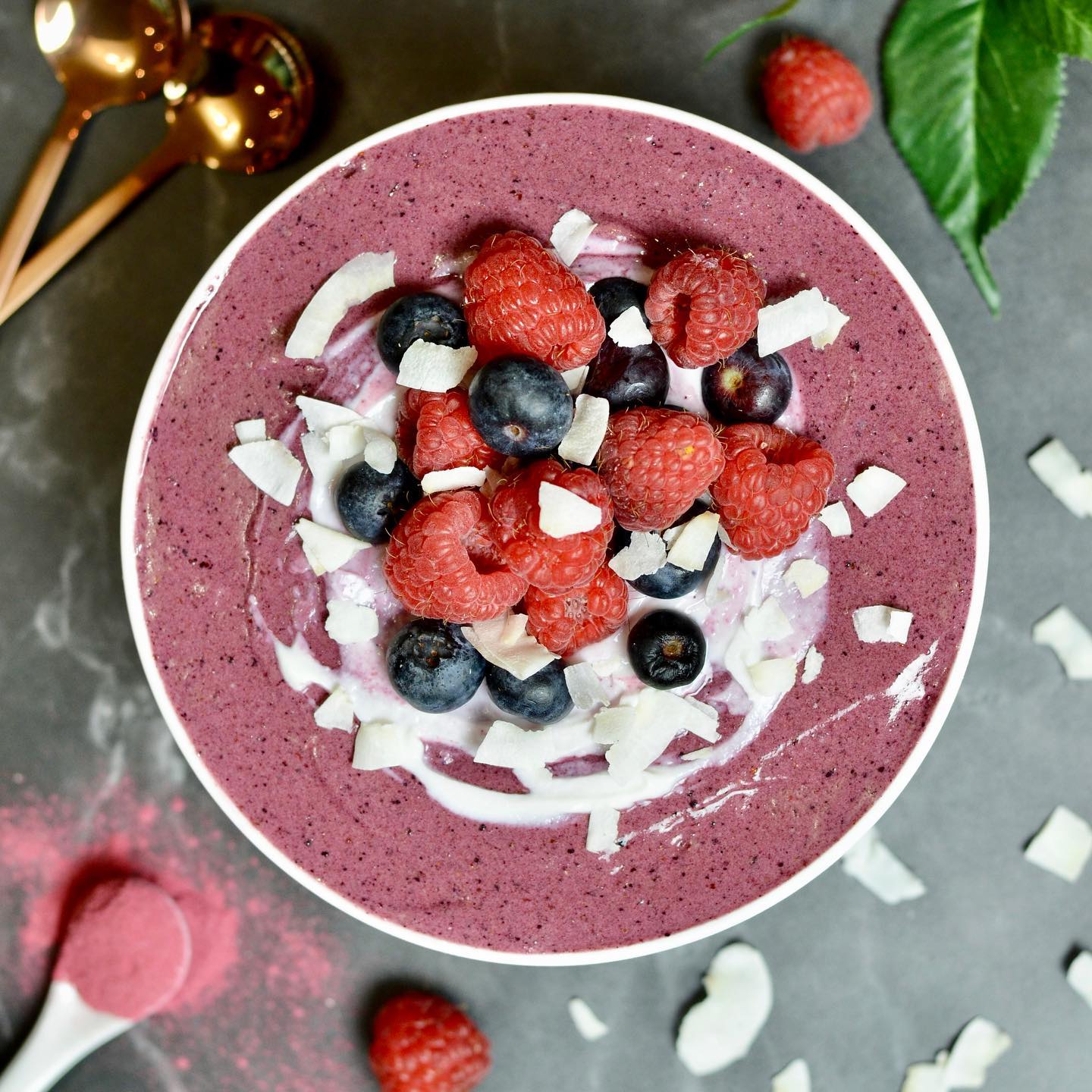 The perfect bowl to start the day off or recover post workout! It's got plenty of fruits, some hidden veg and superfoods that have incredible benefits for your skin and health