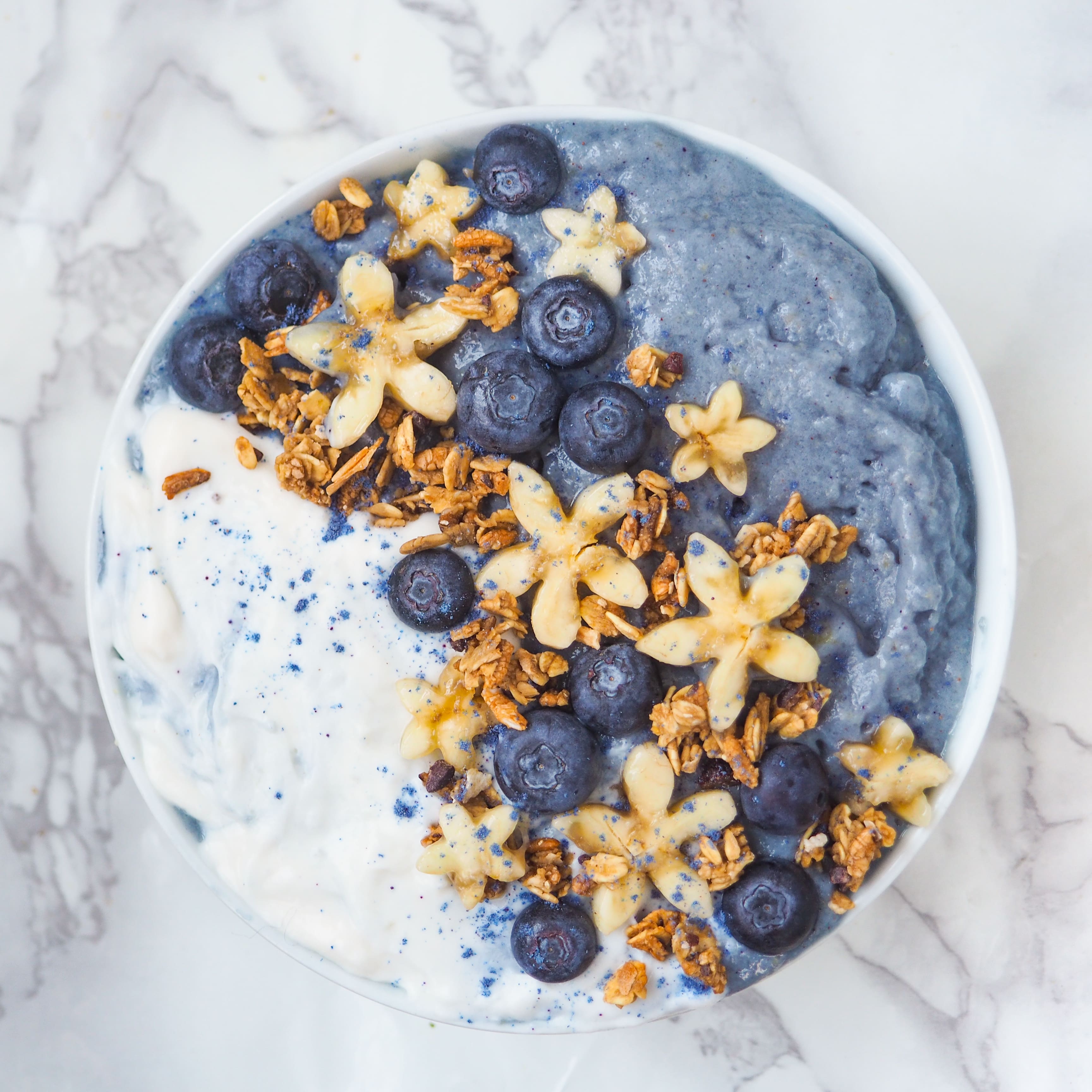 This wave smoothie bowl is complete, nutritious and sure to brighten up your day! Packed with fruits, veggies, protein and spirulina (without the fishy taste) thanks to our wave blend!