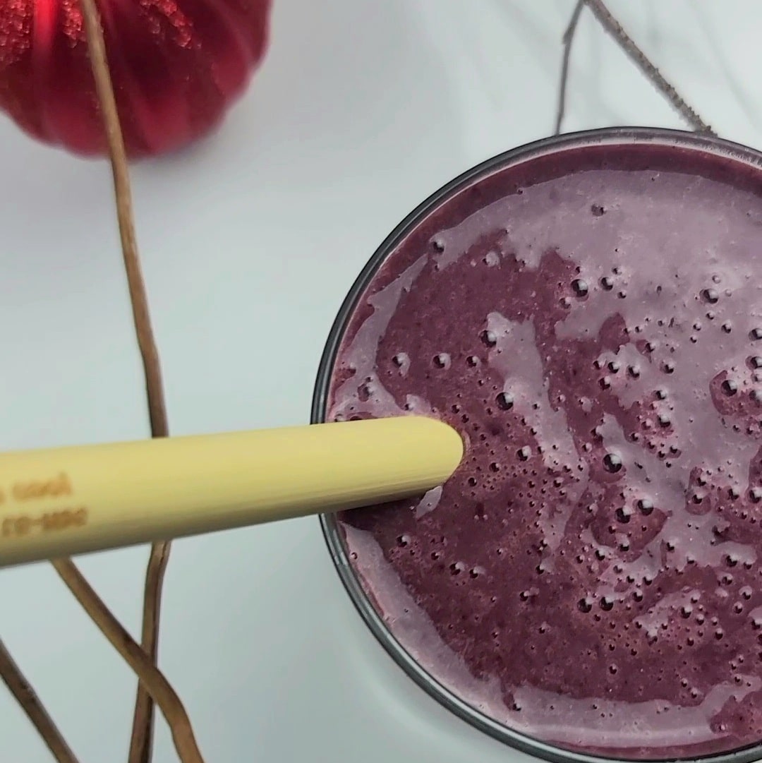 Don’t want to wait for dessert? You don’t need to! This decadent red velvet smoovie makes a great breakfast or dessert snack. Happy blending!