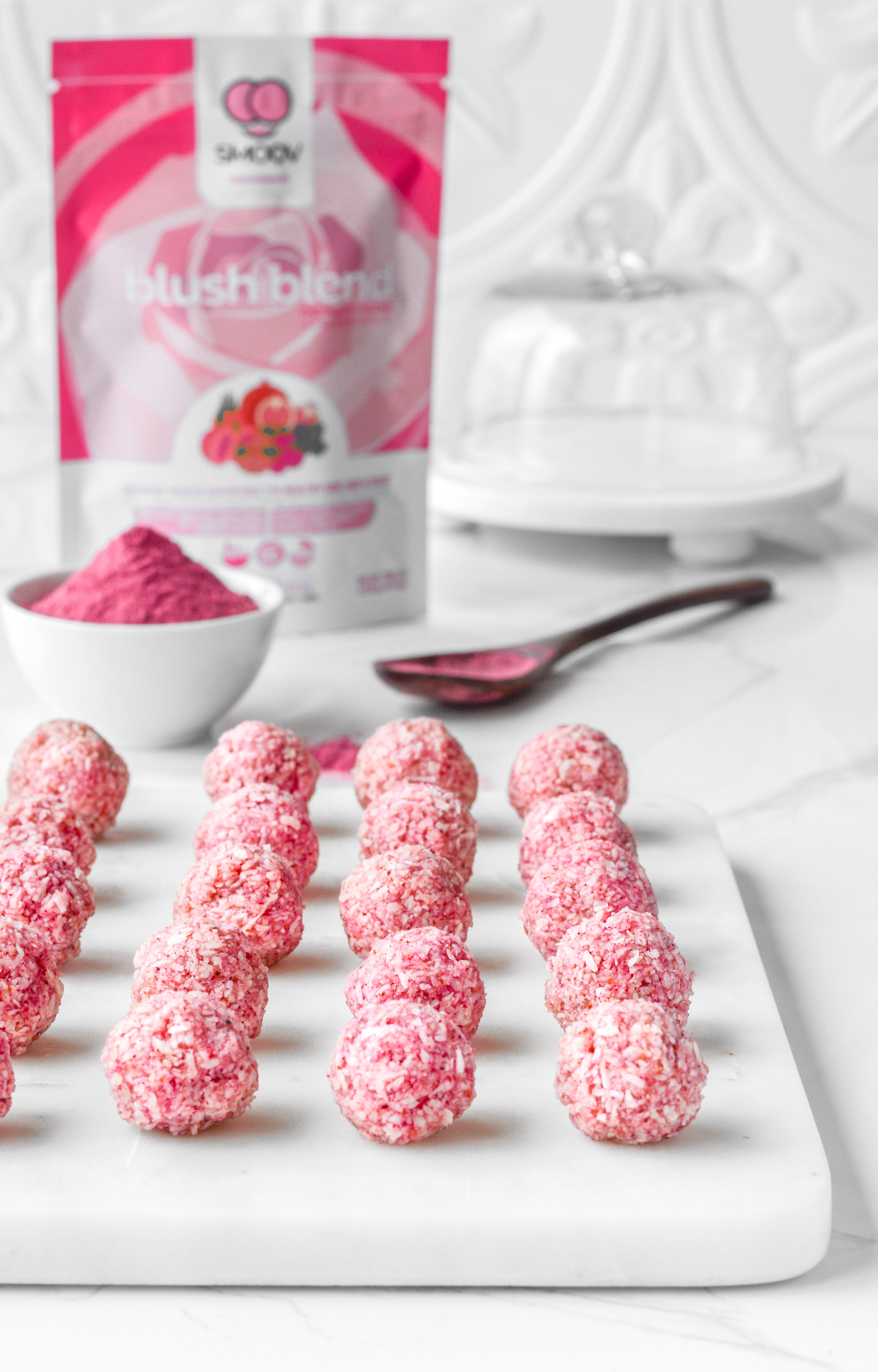 SMOOV blush blend contains 8 skin loving superfoods. Packed with antioxidants like vitamins C & E to help with hair growth, skin repair and immune support. Also a rich source of fiber to help satisfy hunger, cravings and improve digestion, weight loss