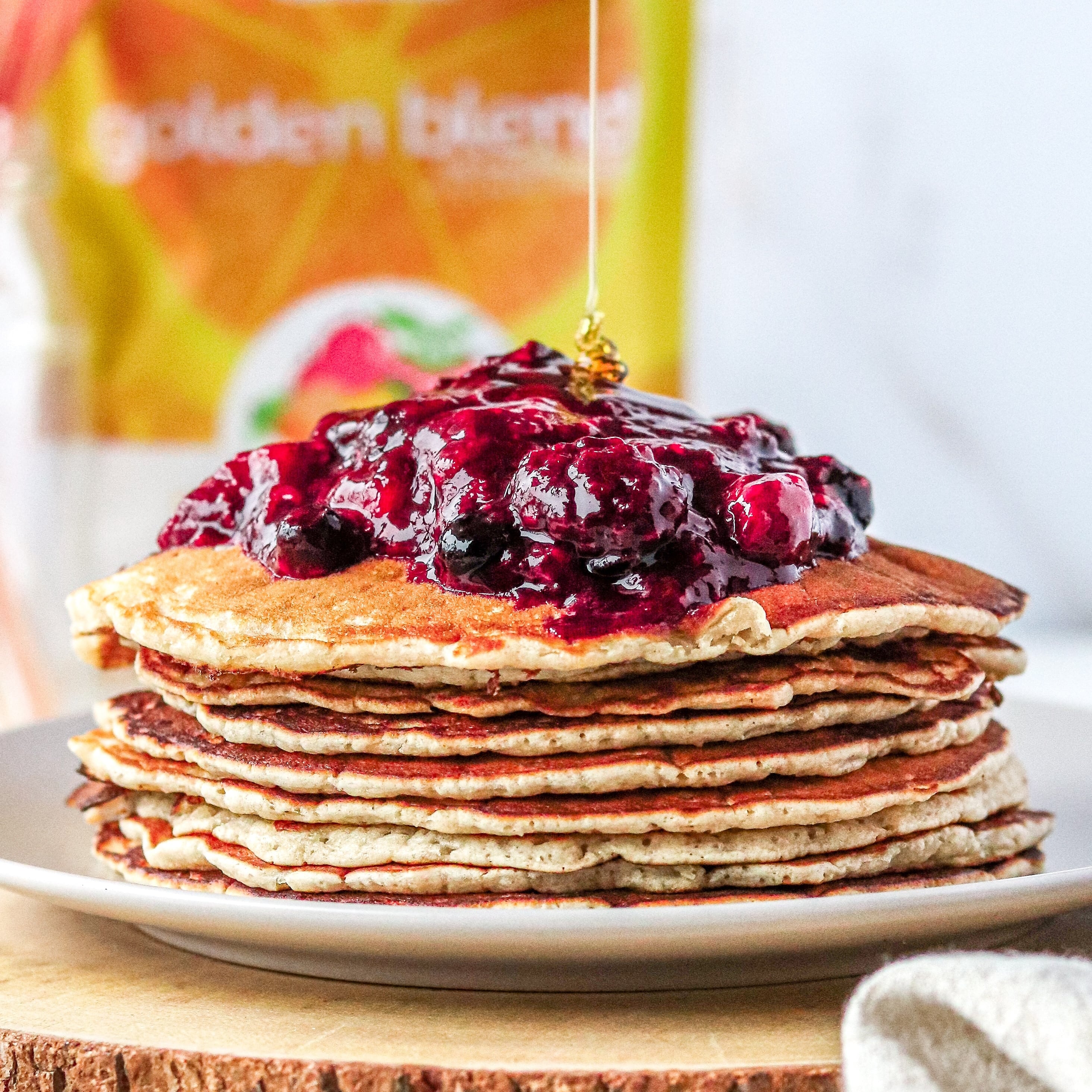 💓Who doesn't love a good pancake stack for breakfast? Especially on the weekends! This stack is extra special, as it uses our super nutrient rich golden blend and our skin-loving and heart healthy blush blend.